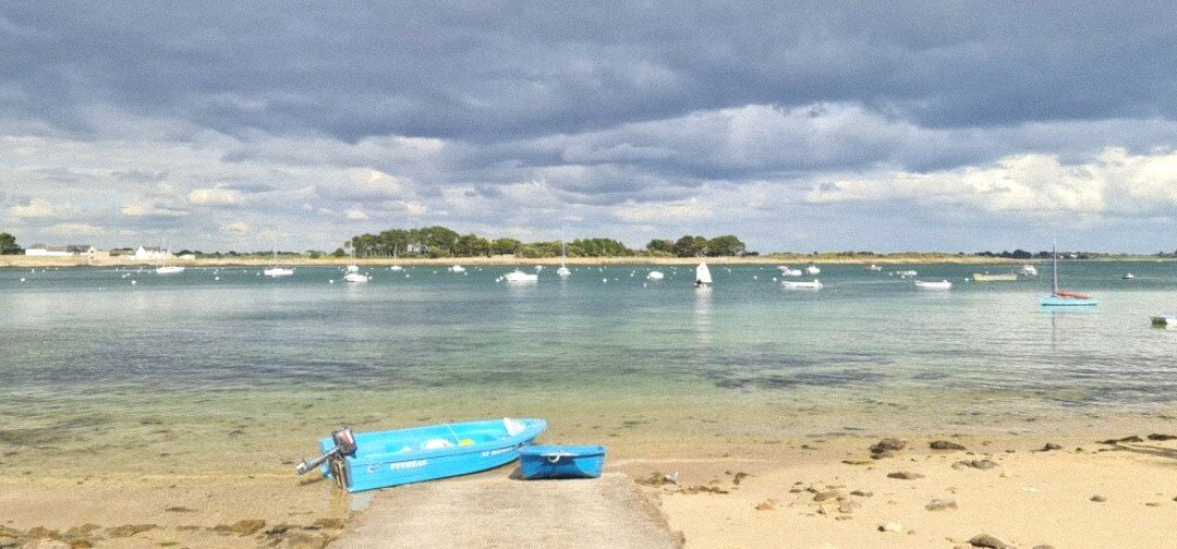 Plage avec ciel gris et soleil